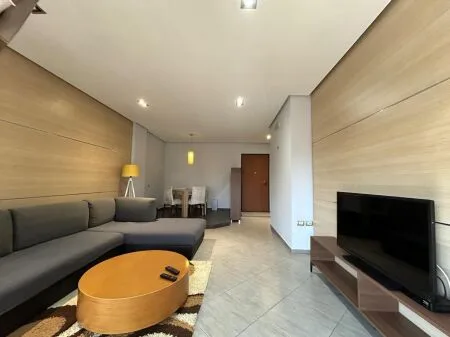 Shitet Apartament 1+1 tek Komuna e Parisit, prane Rrethrrotullimit 9