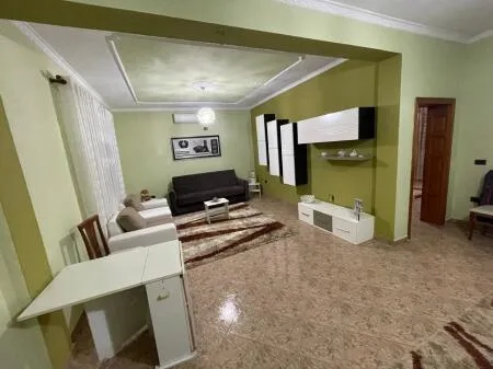 Jepet me qira apartament në shtëpi private – pranë shkollës “Sarina 2002”(tek treshi), Tiranë. 🏠 Tipologji: 3+1 📍 Kati: i parë Apartamenti është tërësisht i mobiluar dhe i pajisur me elektro-shtëpiake bashkëkohore, me klasë energjetike A++ / A+++. ✅ Çdo dhomë e pajisur me kondicioner ✅ Ambient i bollshëm dhe funksional ✅ I përshtatshëm për familje ose qëndrim afatgjatë 🔒 Ambjenti është i monitoruar me kamera sigurie nga jashtë 🚗 Oborr i bollshëm me portë automatike, parkim për 1–2 makina 💰 Çmimi: 450 € / muaj 🚘 Parkim i përfshirë 12