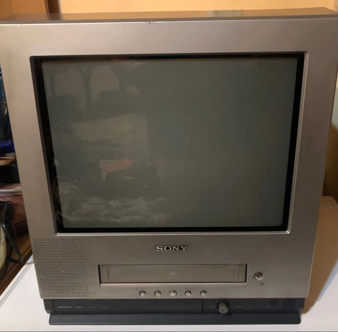 Sony Tv me Video kasete te integruar per nostalgji. 2