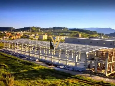 JEPET MAGAZINE 4.400 M2 ME QIRA NE PRUSH 20.000 EURO