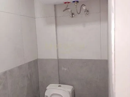 Jepet me qira ambient biznesi – Dyqan në zonën e Freskut 9