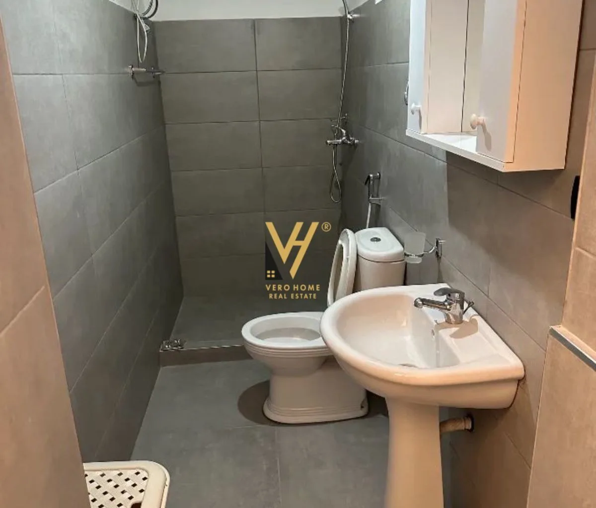 JEPET GARSONIERE ME QIRA TE KOMUNA E PARISIT 450 EURO 4