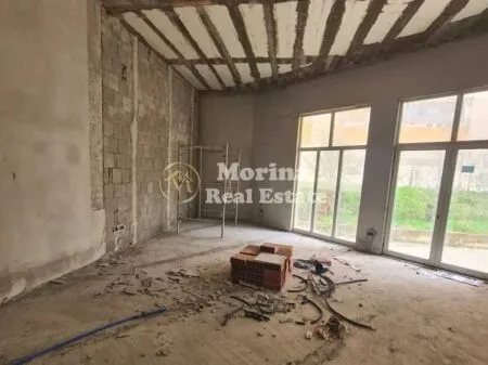 Ambient komercial në shitje – Liqeni i Thatë, Rruga e Ullishtës 6