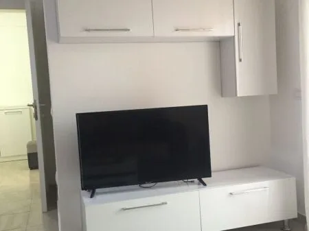 OBJEKT 2-KATËSH NE ASTIR ME 8 DHOMA DHE 10 POSTE PARKIMI – IDEAL PËR HOSTEL, KOPESHT OSE BIZNES 9