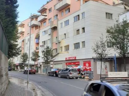 Jepet me qira ambient biznesi – Dyqan në zonën e Freskut 3