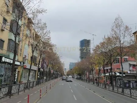 Shesim Dyqan dhe 2 Garsoniere buze Rruges se Durresit, Tirane!