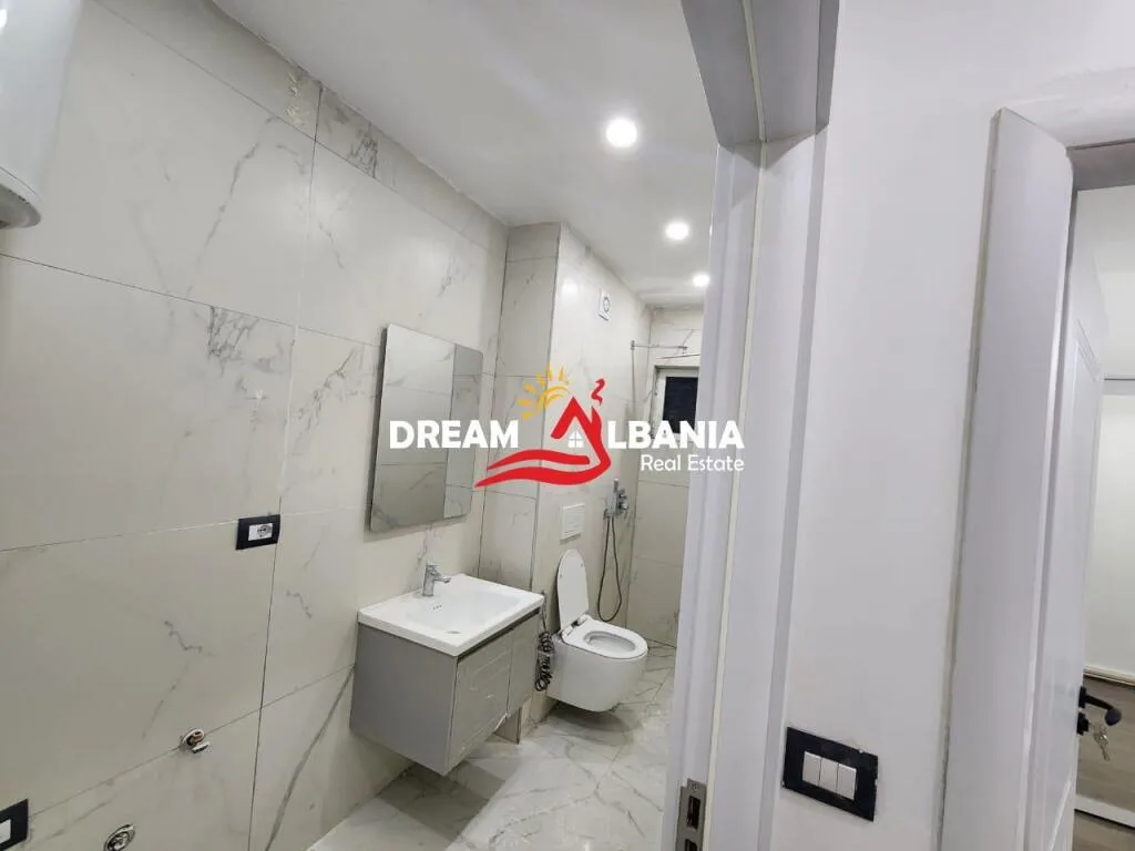 Shitet Apartament 1+1 tek Komuna e Parisit, prane Rrethrrotullimit 6