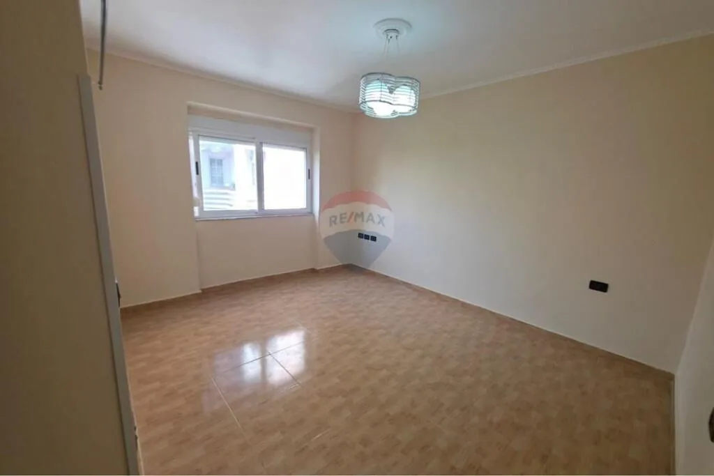 Apartament - Për Shitje - Tregu I Medresesë, Tiranë 9