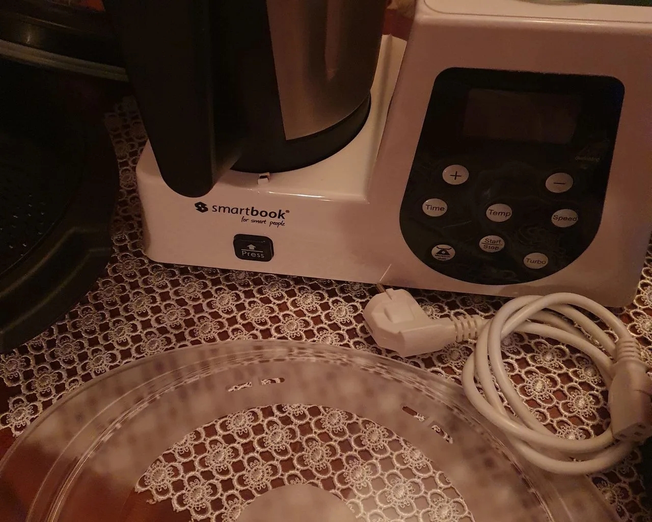 Multicooker i kompletuar me peshore dhe prerese si i ri. 2