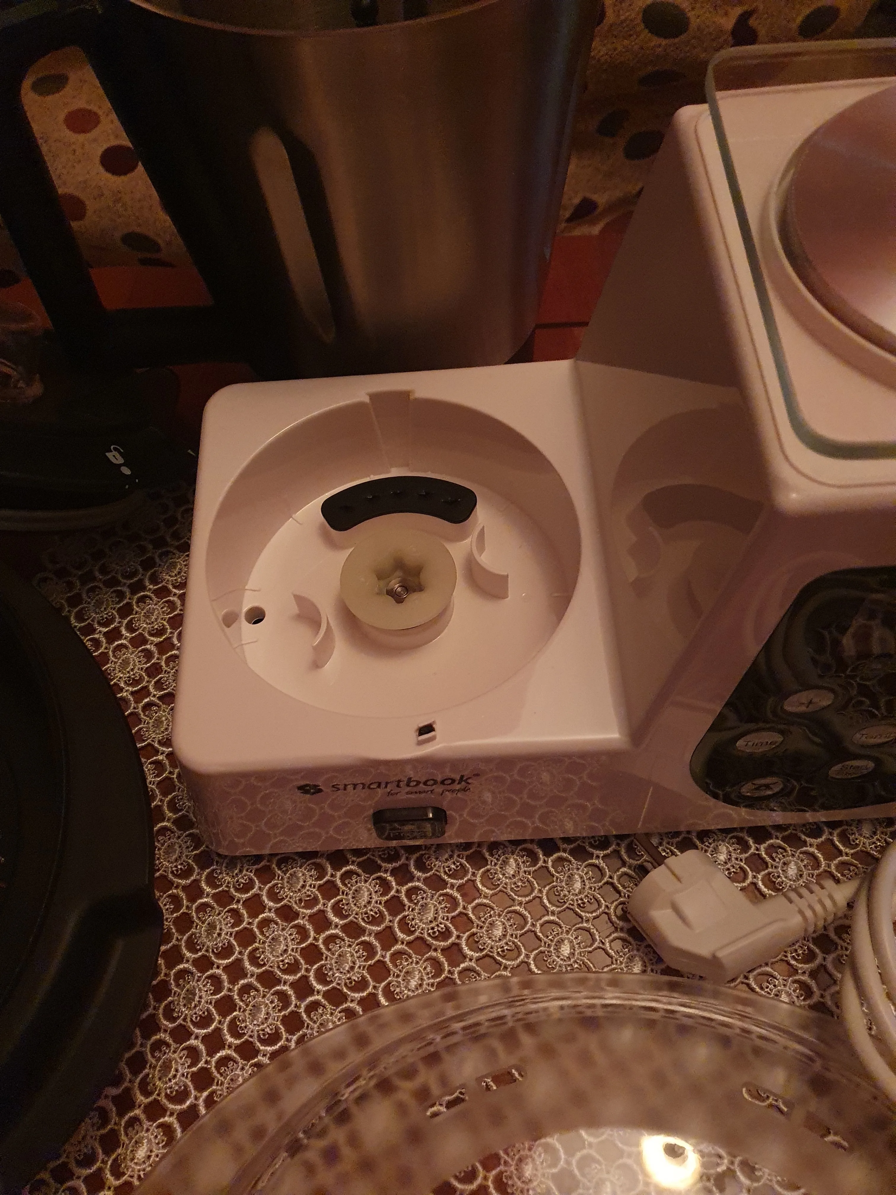 Multicooker i kompletuar me peshore dhe prerese si i ri. 4