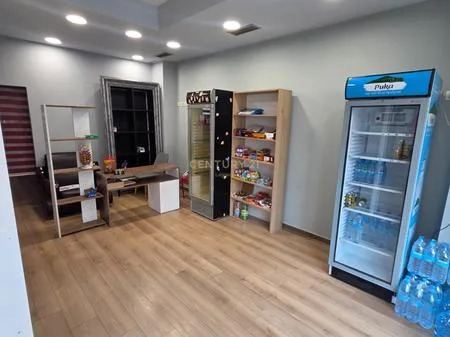 Jepet me qira ambient biznesi – Dyqan në zonën e Freskut
