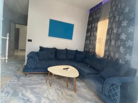 Jepet me qira apartament në shtëpi private – pranë shkollës “Sarina 2002”(tek treshi), Tiranë. 🏠 Tipologji: 3+1 📍 Kati: i parë Apartamenti është tërësisht i mobiluar dhe i pajisur me elektro-shtëpiake bashkëkohore, me klasë energjetike A++ / A+++. ✅ Çdo dhomë e pajisur me kondicioner ✅ Ambient i bollshëm dhe funksional ✅ I përshtatshëm për familje ose qëndrim afatgjatë 🔒 Ambjenti është i monitoruar me kamera sigurie nga jashtë 🚗 Oborr i bollshëm me portë automatike, parkim për 1–2 makina 💰 Çmimi: 450 € / muaj 🚘 Parkim i përfshirë