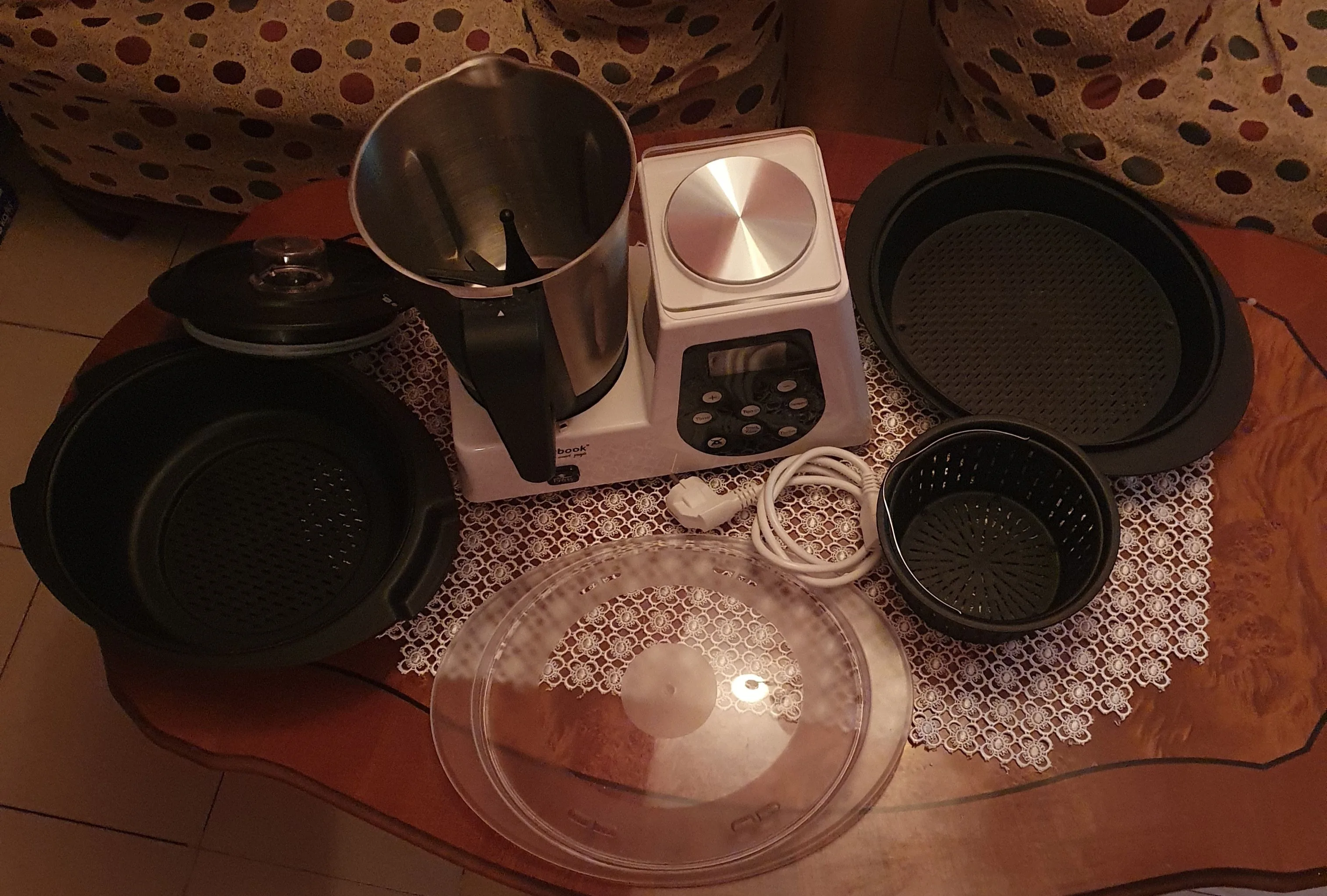 Multicooker i kompletuar me peshore dhe prerese si i ri. 6