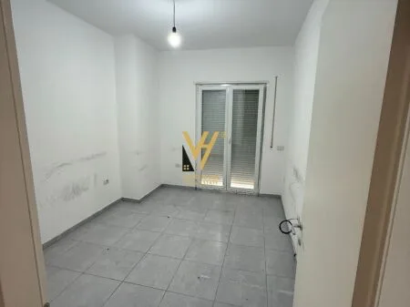 JEPET ZYRE 100 M2 ME QIRA TE RRUGA E BOGDANEVE 70.000 LEKE