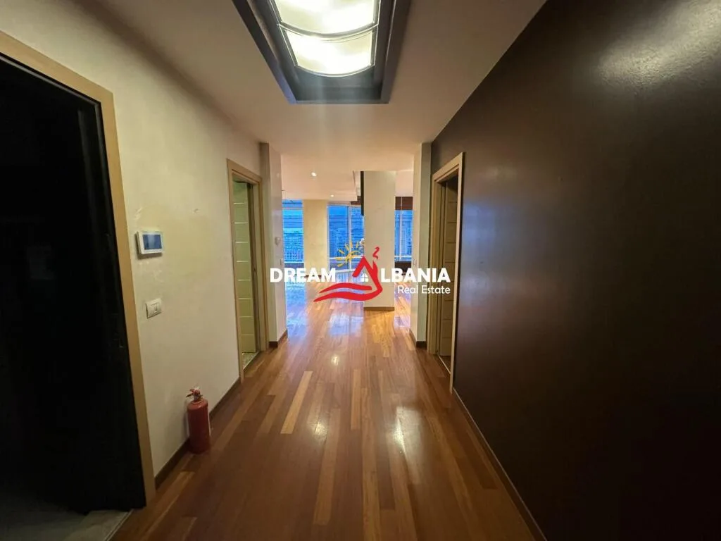 Ambient Zyre për Qira – Bulevardi “Dëshmorët e Kombit”, pranë Presidencës 8