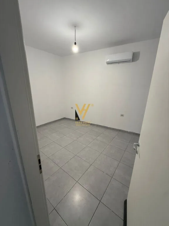 JEPET ZYRE 100 M2 ME QIRA TE RRUGA E BOGDANEVE 70.000 LEKE 5