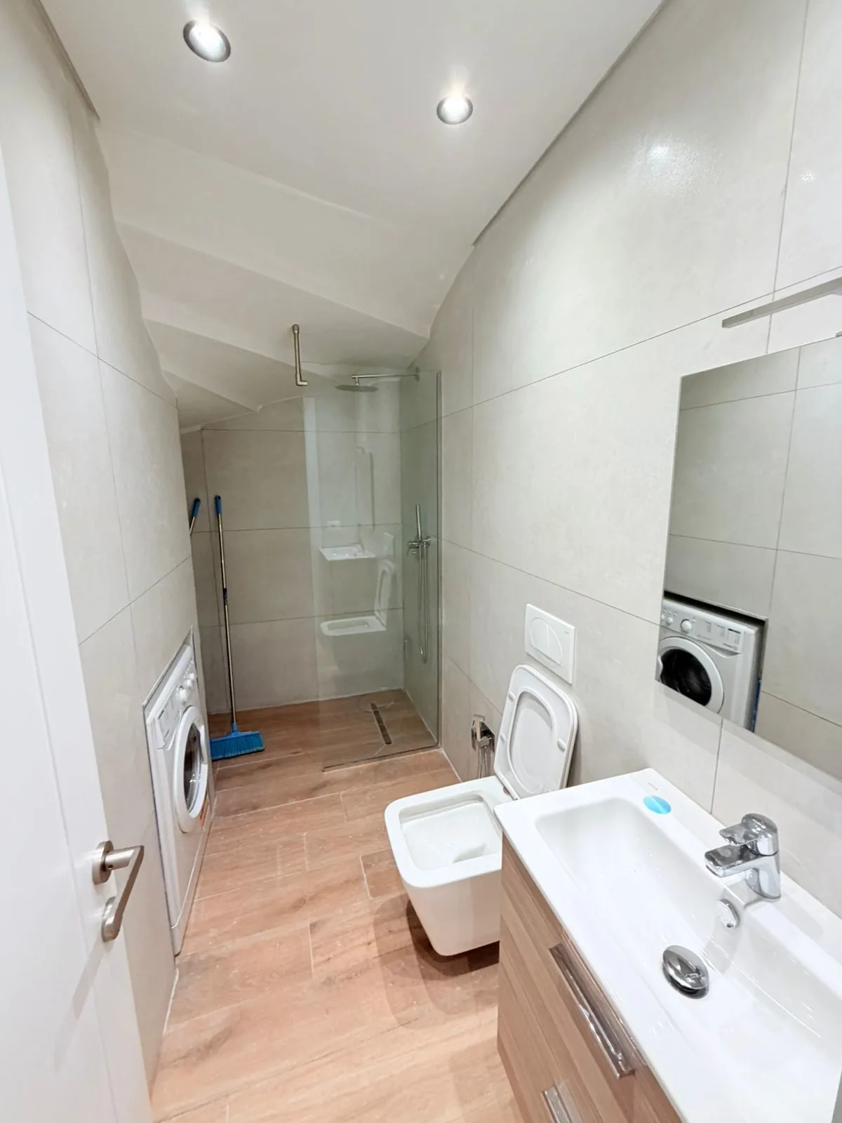 JEPET ME QERA GARSONIERE PRANVERA, DURRES 10