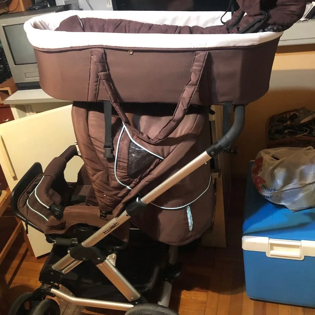 Karroce per femije ne gjendje shume te mire. 2