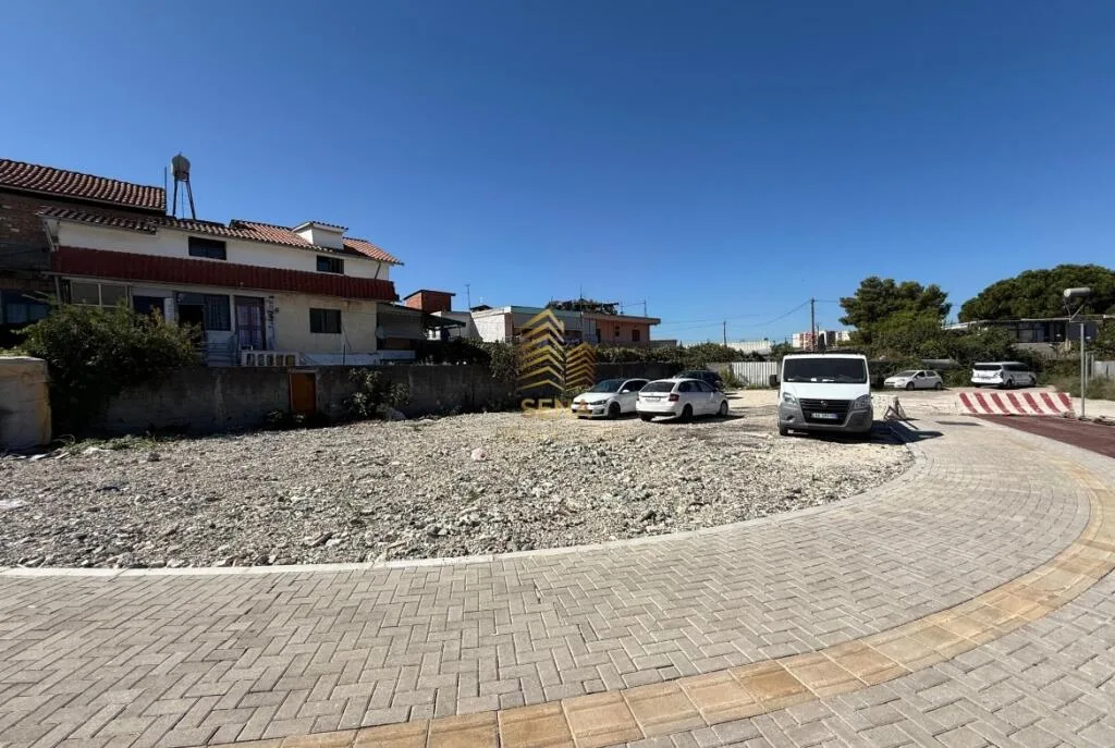 Jepet me qira Toke 450m², Laprake -Unaza e Madhe, 600 Euro 5