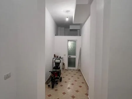 Jepet me qira ambient biznesi – Dyqan në zonën e Freskut 4