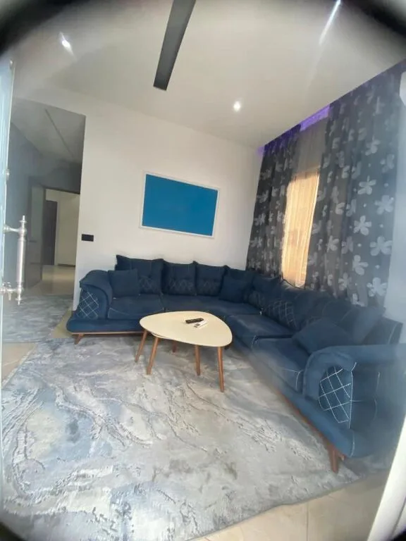 Jepet me qira apartament në shtëpi private – pranë shkollës “Sarina 2002”(tek treshi), Tiranë. 🏠 Tipologji: 3+1 📍 Kati: i parë Apartamenti është tërësisht i mobiluar dhe i pajisur me elektro-shtëpiake bashkëkohore, me klasë energjetike A++ / A+++. ✅ Çdo dhomë e pajisur me kondicioner ✅ Ambient i bollshëm dhe funksional ✅ I përshtatshëm për familje ose qëndrim afatgjatë 🔒 Ambjenti është i monitoruar me kamera sigurie nga jashtë 🚗 Oborr i bollshëm me portë automatike, parkim për 1–2 makina 💰 Çmimi: 450 € / muaj 🚘 Parkim i përfshirë 2