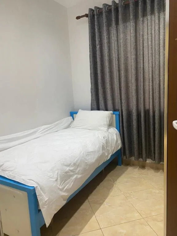 Jepet me qira apartament në shtëpi private – pranë shkollës “Sarina 2002”(tek treshi), Tiranë. 🏠 Tipologji: 3+1 📍 Kati: i parë Apartamenti është tërësisht i mobiluar dhe i pajisur me elektro-shtëpiake bashkëkohore, me klasë energjetike A++ / A+++. ✅ Çdo dhomë e pajisur me kondicioner ✅ Ambient i bollshëm dhe funksional ✅ I përshtatshëm për familje ose qëndrim afatgjatë 🔒 Ambjenti është i monitoruar me kamera sigurie nga jashtë 🚗 Oborr i bollshëm me portë automatike, parkim për 1–2 makina 💰 Çmimi: 450 € / muaj 🚘 Parkim i përfshirë 7