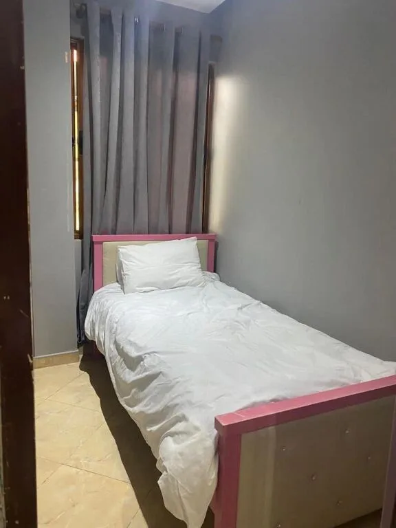 Jepet me qira apartament në shtëpi private – pranë shkollës “Sarina 2002”(tek treshi), Tiranë. 🏠 Tipologji: 3+1 📍 Kati: i parë Apartamenti është tërësisht i mobiluar dhe i pajisur me elektro-shtëpiake bashkëkohore, me klasë energjetike A++ / A+++. ✅ Çdo dhomë e pajisur me kondicioner ✅ Ambient i bollshëm dhe funksional ✅ I përshtatshëm për familje ose qëndrim afatgjatë 🔒 Ambjenti është i monitoruar me kamera sigurie nga jashtë 🚗 Oborr i bollshëm me portë automatike, parkim për 1–2 makina 💰 Çmimi: 450 € / muaj 🚘 Parkim i përfshirë 8
