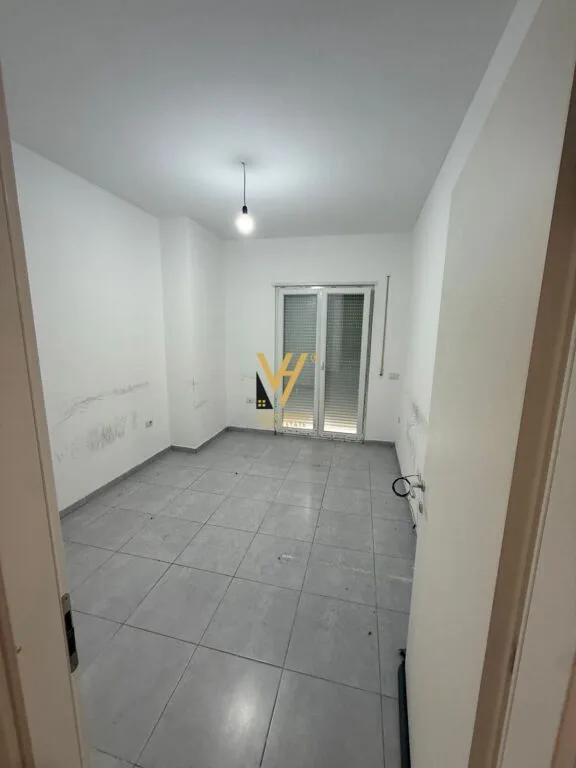 JEPET ZYRE 100 M2 ME QIRA TE RRUGA E BOGDANEVE 70.000 LEKE 2