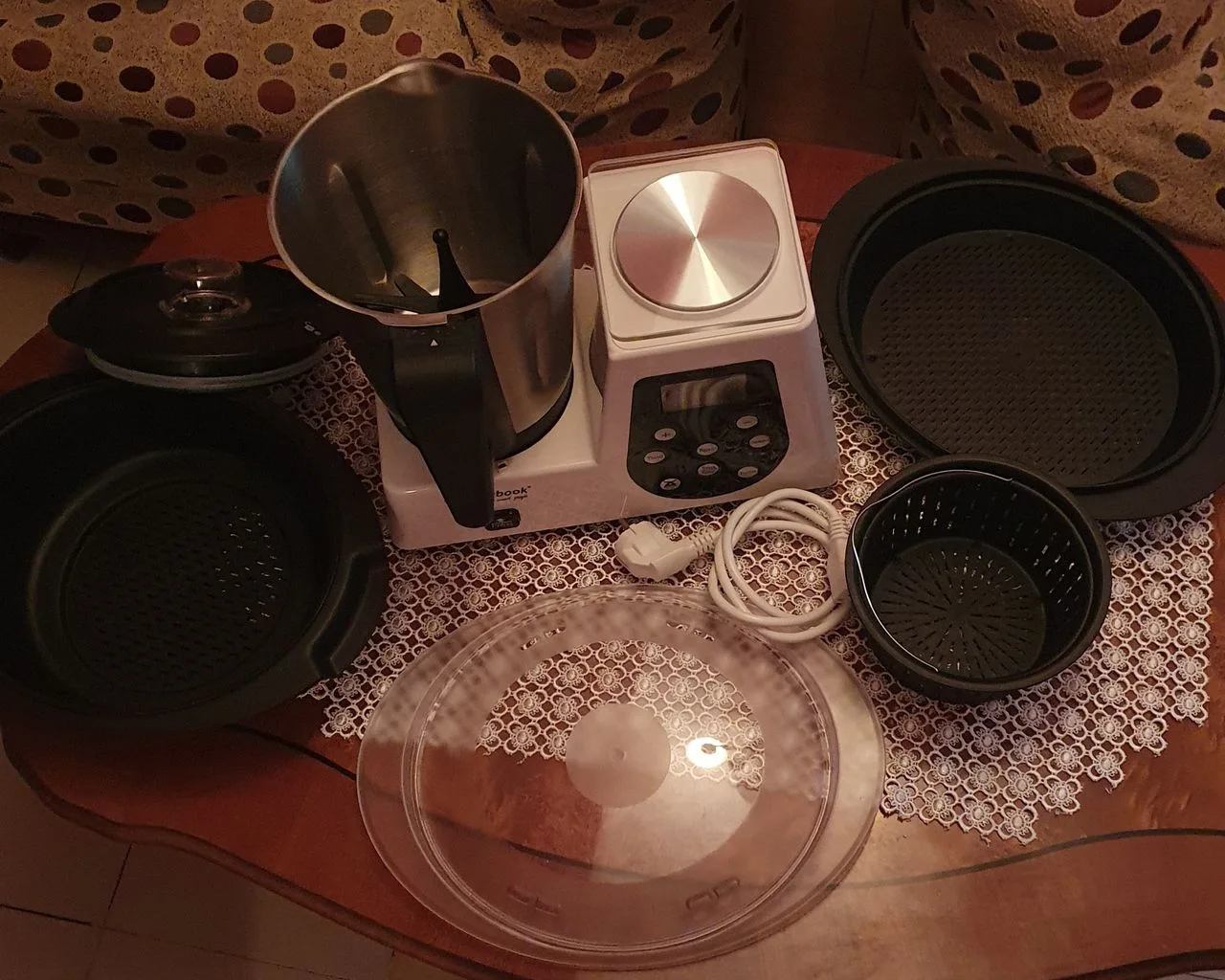 Multicooker i kompletuar me peshore dhe prerese si i ri. 3