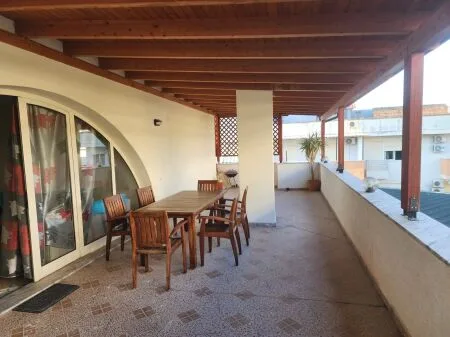 Shitet apartament me verane dhe 2 poste parkimi, shume prane detit