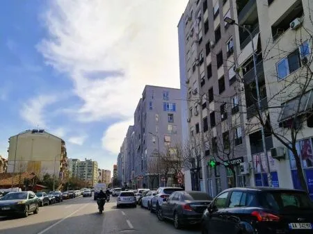 Jepet me Qira Njësi Shërbimi, pranë Rrugës Komuna e Parisit! 7