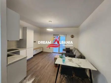 Shitet Apartament 1+1 tek Komuna e Parisit, prane Rrethrrotullimit