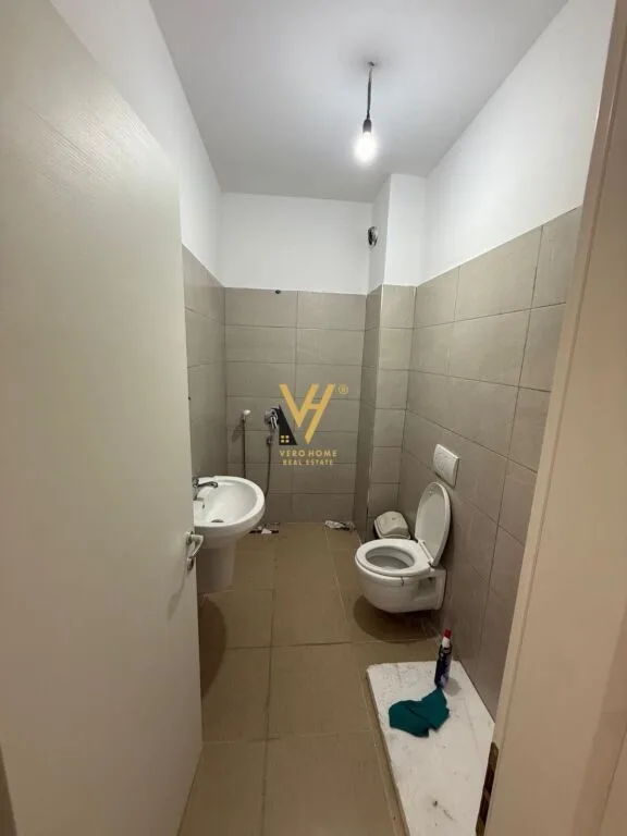 JEPET ZYRE 100 M2 ME QIRA TE RRUGA E BOGDANEVE 70.000 LEKE 6