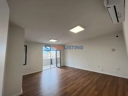 Zyrë me qera në zemër të Tiranës! 📍 Toptani – përballë Parlamentit