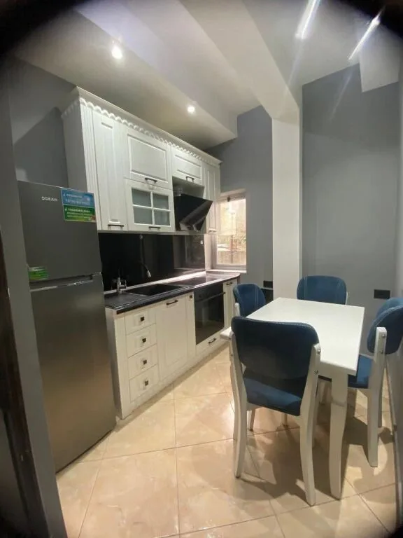 Jepet me qira apartament në shtëpi private – pranë shkollës “Sarina 2002”(tek treshi), Tiranë. 🏠 Tipologji: 3+1 📍 Kati: i parë Apartamenti është tërësisht i mobiluar dhe i pajisur me elektro-shtëpiake bashkëkohore, me klasë energjetike A++ / A+++. ✅ Çdo dhomë e pajisur me kondicioner ✅ Ambient i bollshëm dhe funksional ✅ I përshtatshëm për familje ose qëndrim afatgjatë 🔒 Ambjenti është i monitoruar me kamera sigurie nga jashtë 🚗 Oborr i bollshëm me portë automatike, parkim për 1–2 makina 💰 Çmimi: 450 € / muaj 🚘 Parkim i përfshirë 3