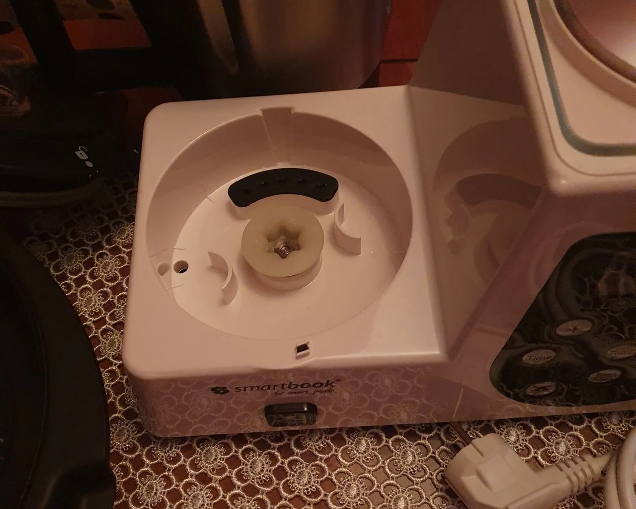 Multicooker i kompletuar me peshore dhe prerese si i ri.