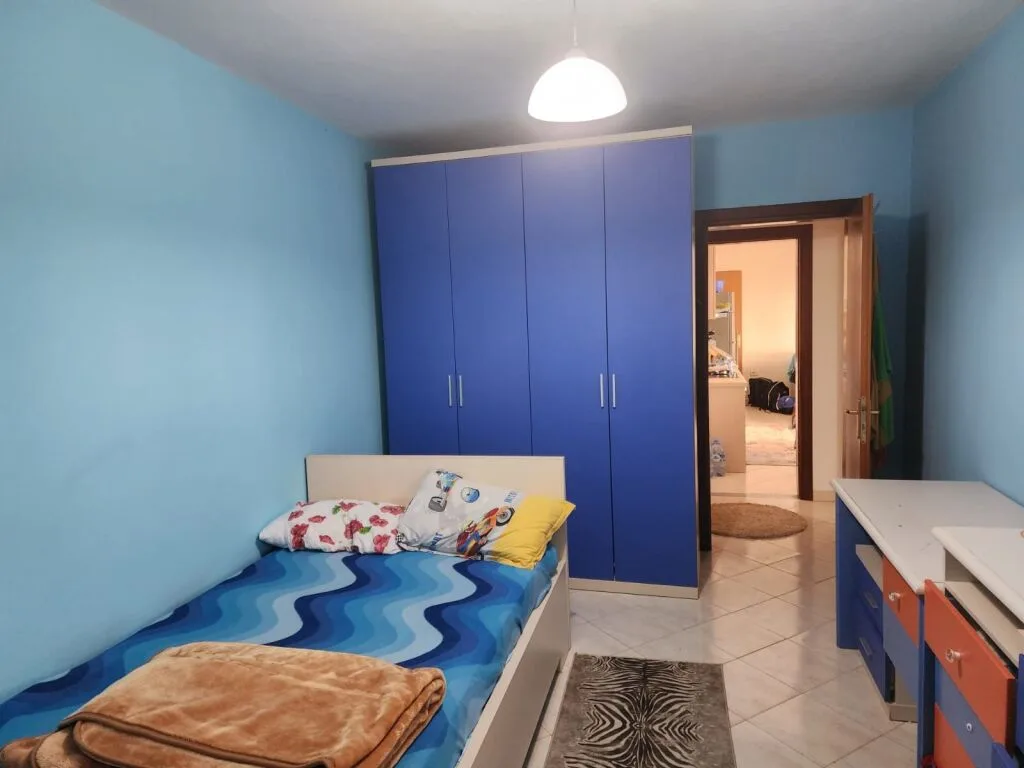 Shitet apartament me verane dhe 2 poste parkimi, shume prane detit 4