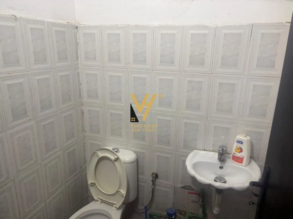 JEPET AMBIENT BIZNESI 70 M2 ME QIRA TE KOMUNA E PARISIT 600 EURO 4