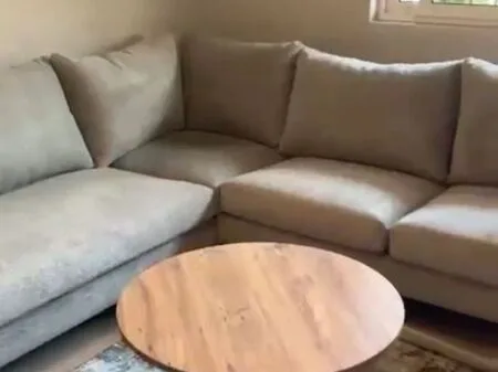 Jepet me qira apartament në shtëpi private – pranë shkollës “Sarina 2002”(tek treshi), Tiranë. 🏠 Tipologji: 3+1 📍 Kati: i parë Apartamenti është tërësisht i mobiluar dhe i pajisur me elektro-shtëpiake bashkëkohore, me klasë energjetike A++ / A+++. ✅ Çdo dhomë e pajisur me kondicioner ✅ Ambient i bollshëm dhe funksional ✅ I përshtatshëm për familje ose qëndrim afatgjatë 🔒 Ambjenti është i monitoruar me kamera sigurie nga jashtë 🚗 Oborr i bollshëm me portë automatike, parkim për 1–2 makina 💰 Çmimi: 450 € / muaj 🚘 Parkim i përfshirë 11