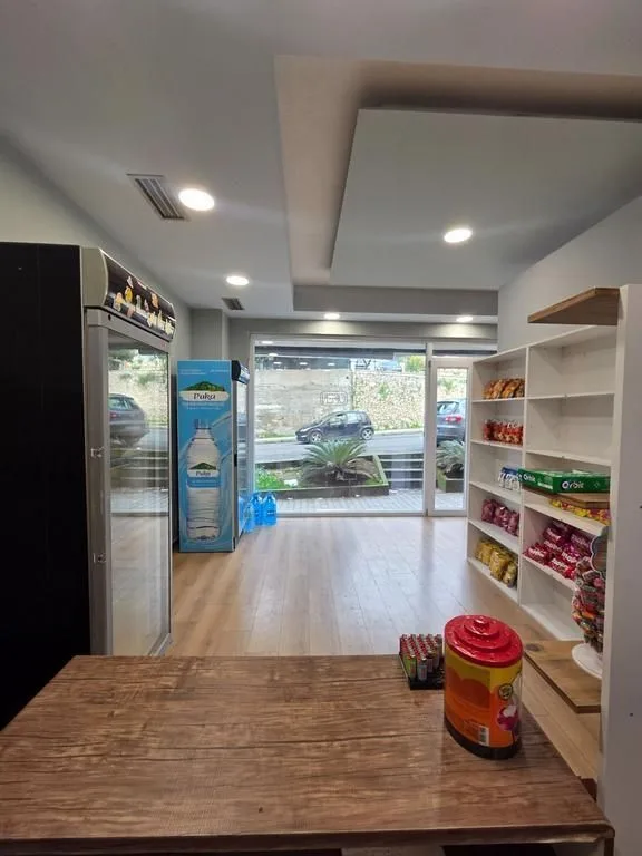 Jepet me qira ambient biznesi – Dyqan në zonën e Freskut 4