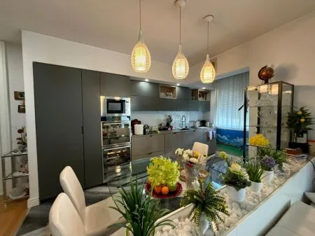 Shitet Apartament 1+1 tek Komuna e Parisit, prane Rrethrrotullimit 12