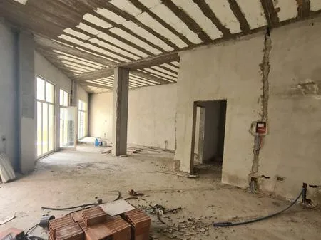 Ambient komercial në shitje – Liqeni i Thatë, Rruga e Ullishtës