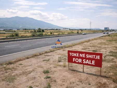 Shiten 2 toka ne autostraden Tirane Durres, prane mbikalimit te Rinasit 4