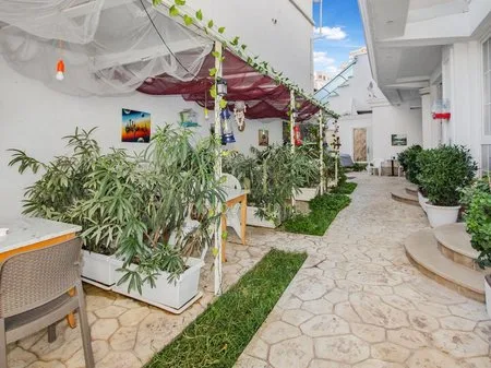 Ambjent Biznesi Ne Shitje » Qender, prane Burger King, Tirane