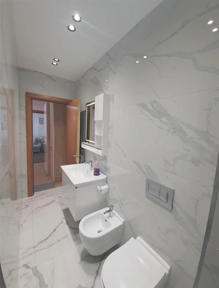 Jepet me QERA ditore Ap.2+1 në Plazhin e Durrësit 11