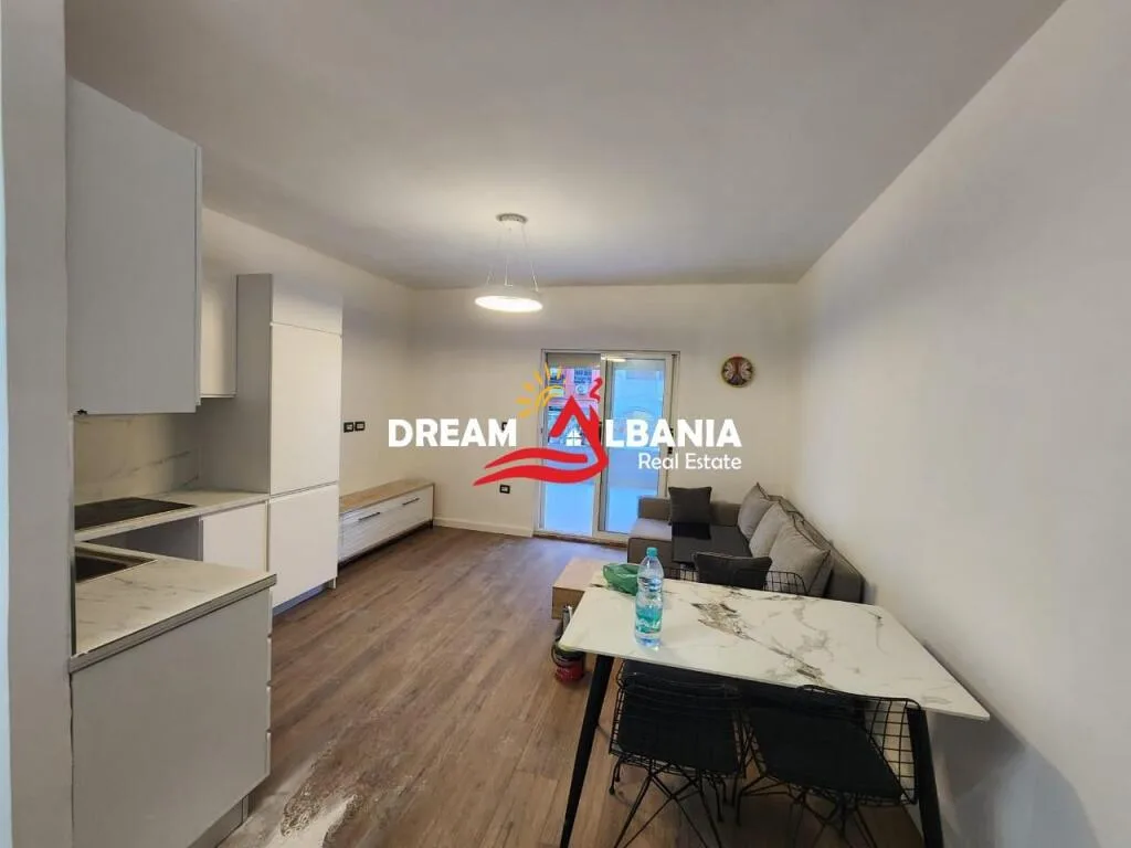 Shitet Apartament 1+1 tek Komuna e Parisit, prane Rrethrrotullimit 2