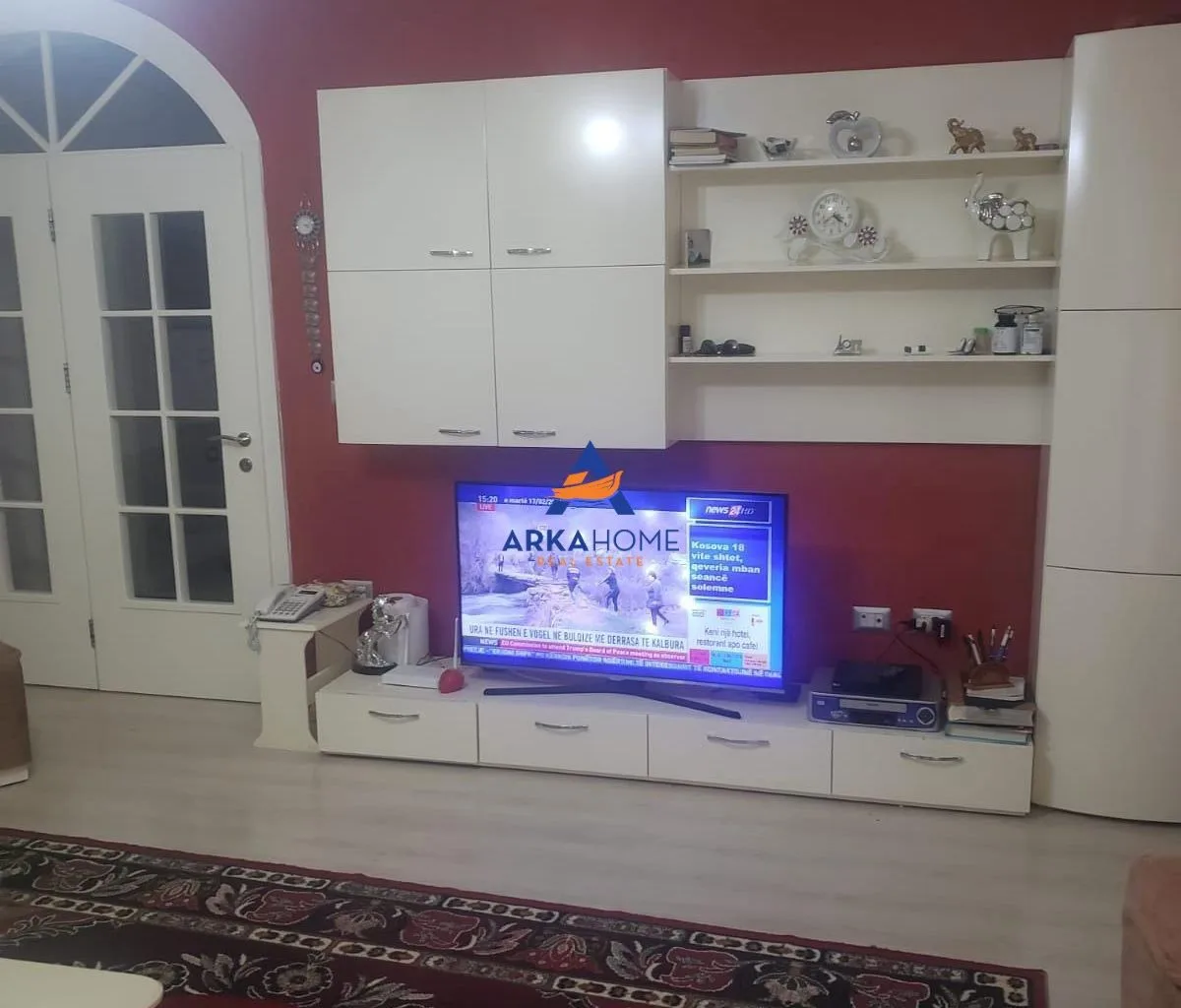 JEPET APARTAMENT ME QERA 2+1+BALLKON "MYSLYM SHYRI" 82.000 L