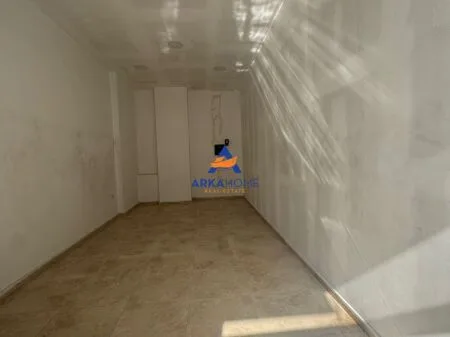 Jepet me Qira Njësi Shërbimi, pranë Rrugës Komuna e Parisit! 5