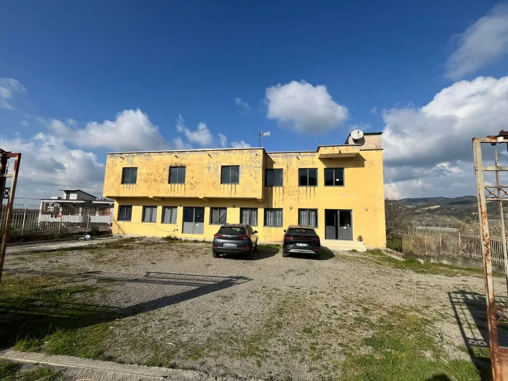 Jepet me qira godinë multifunksionale në zonën e Ndroqit, pranë Park Ashik 2