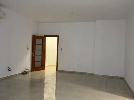 JEPET ZYRE 100 M2 ME QIRA TE RRUGA E BOGDANEVE 70.000 LEKE 7